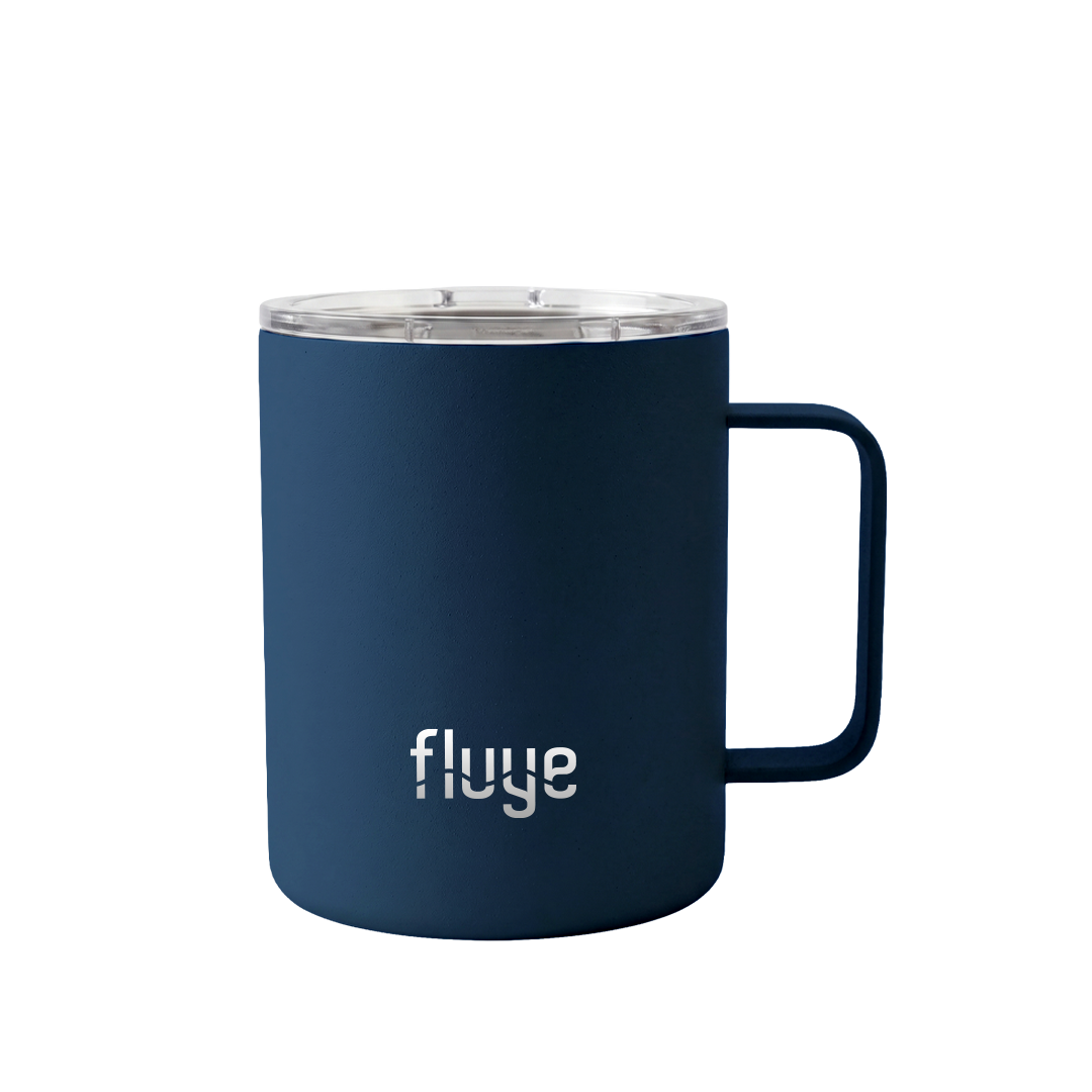 Mug de acero inoxidable con asa ergonómica y tapa magnética de cierre rápido. Pensado para acompañar al usuario durante la jornada laboral: el imán permite tapar y destapar con una sola mano, sin perder la tapa ni interrumpir la lectura/llamada/escritura/reunión.