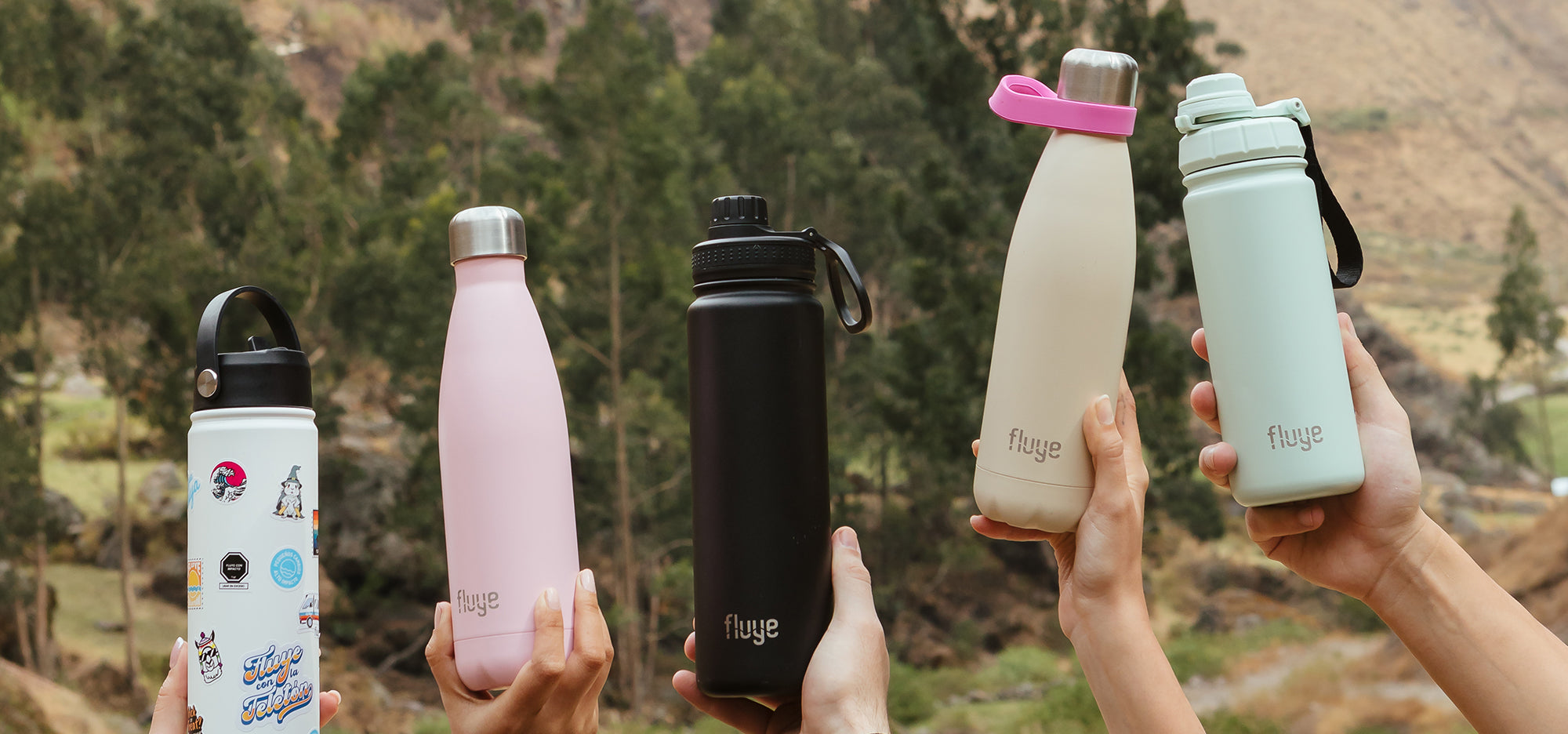 Botellas de Fluye sujetadas por distintas manos.
