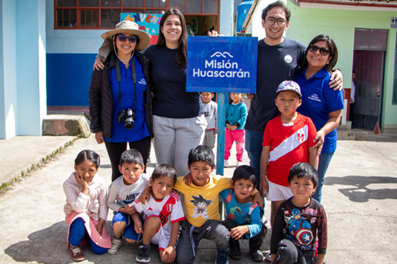Image of Miembros de Fluye y Misión Huascarán con unos niños.